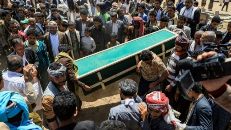 Yémen: inhumation de civils tués par des frappes lors d'un soulèvement tribal