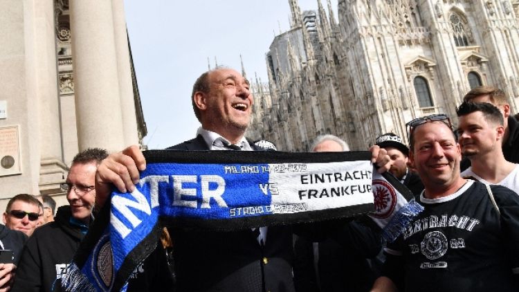 Tifosi Eintracht in corteo a Milano
