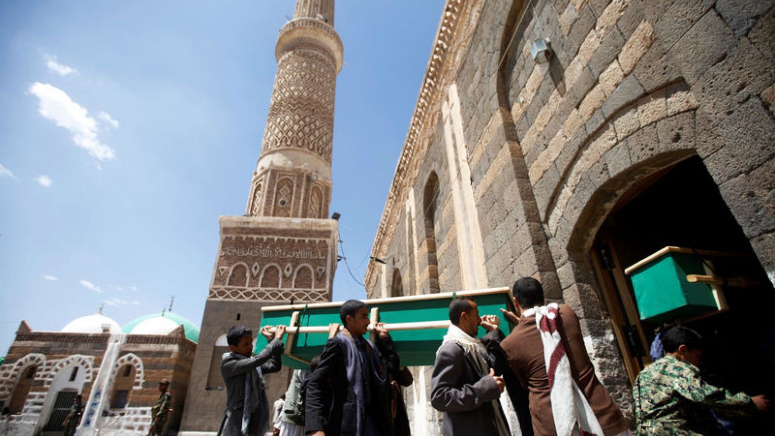 يمنيون يدفنون أطفالهم ضحايا الضربات الجوية في حجة