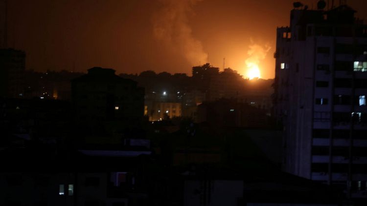 إسرائيل تشن ضربات جوية على غزة بعد إطلاق صاروخين على تل أبيب