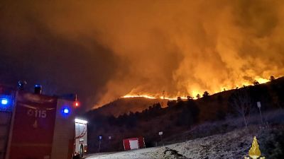Ancora fiamme nel Torinese, evacuati Ancora fiamme nel Torinese, evacuati