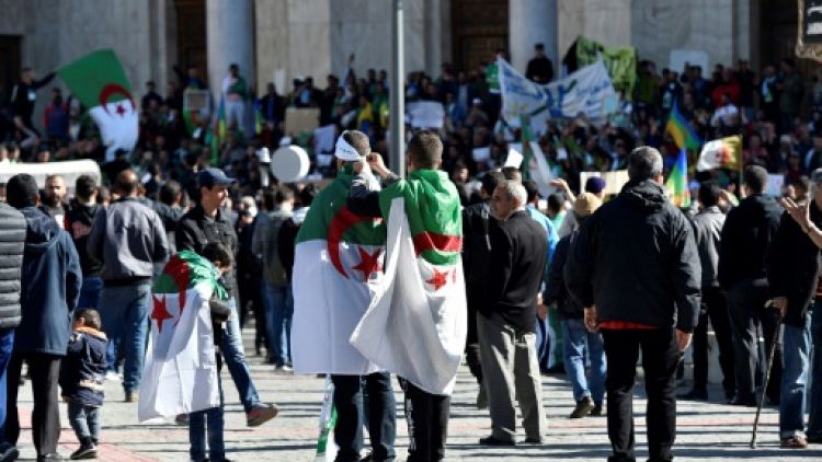 Algérie: des milliers de personnes manifestent dans le centre d'Alger