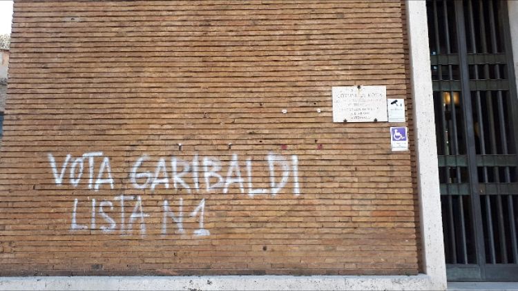Scritta'Vota Garibaldi'su palazzo Comune