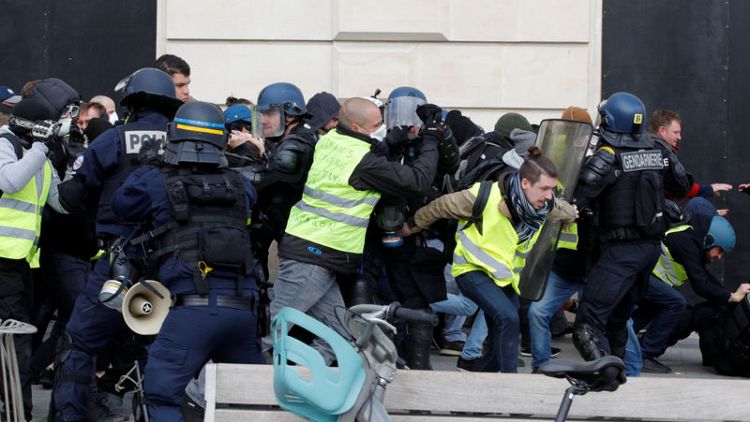 أعمال عنف في احتجاجات السترات الصفراء في فرنسا مع دخولها الشهر الرابع