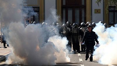 الشرطة الألبانية تستخدم الغاز ومدافع المياه لتفريق محتجين