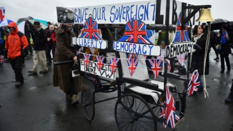 S'estimant trahis, des manifestants pro-Brexit mettent le cap sur Londres