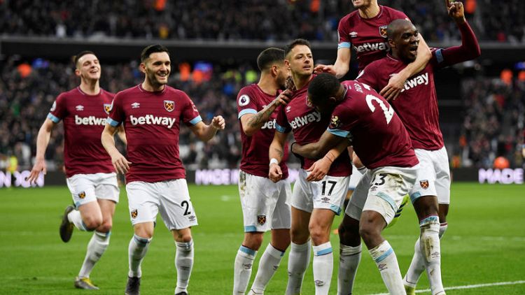 West Ham leave it late to see off spirited Huddersfield