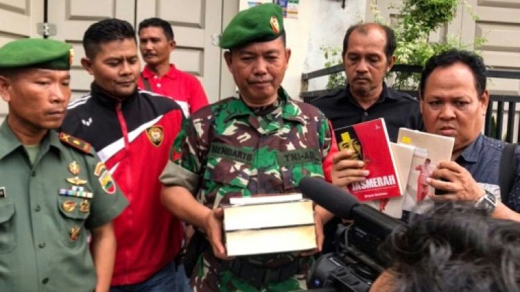 Saisie de livres par des officiels indonésiens le 8 janvier 2019 à Padang 