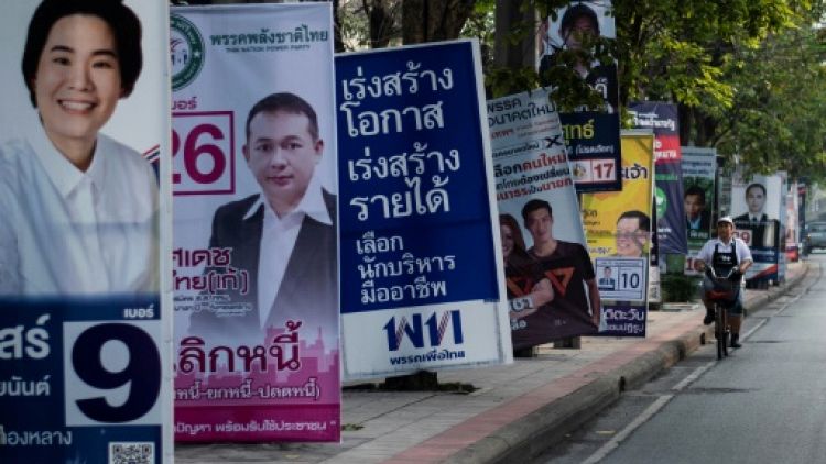 Thaïlande: débauchage de candidats et clientélisme au menu des prochaines élections
