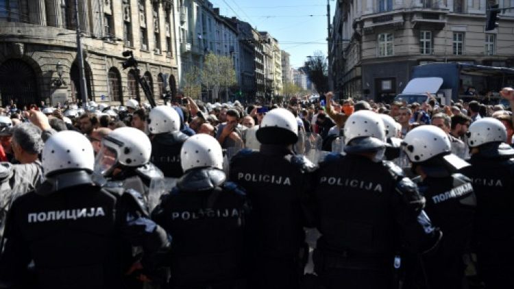 Serbie: des milliers d'opposants rassemblés devant la présidence