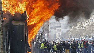 باريس تزيل آثار أعمال الشغب في الشانزليزيه بعد احتجاجات السترات الصفراء