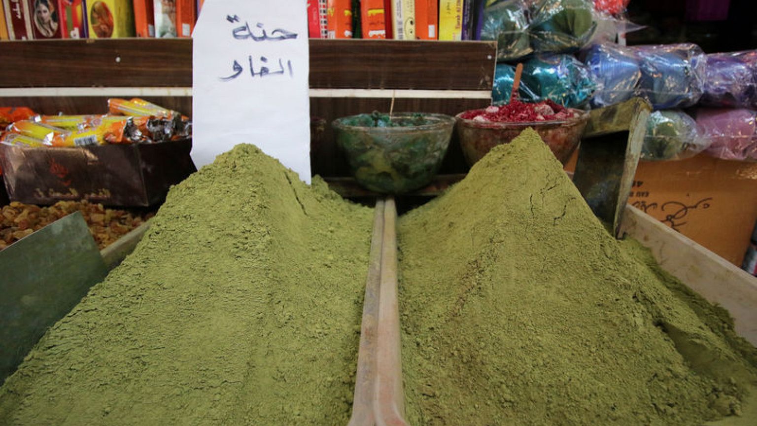 قلة المياه تلحق الضرر بمزارع الحناء في شبه جزيرة الفاو العراقية