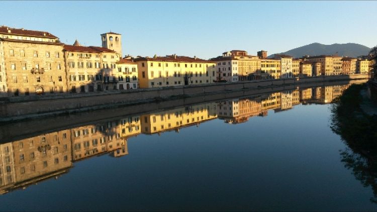 Cadavere su riva Arno a Pisa, indagini