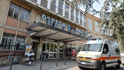 Crolla intonaco ospedale, donna ferita Crolla intonaco ospedale, donna ferita
