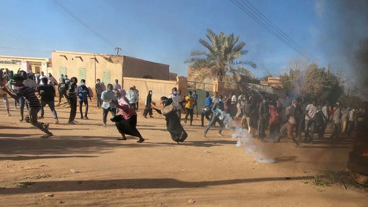 المئات يحتجون في السودان لمواصلة الضغط على البشير