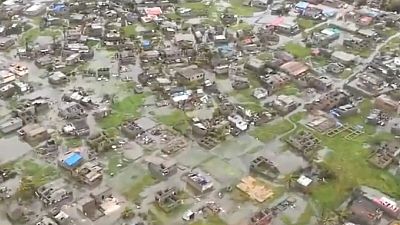 رئيس موزامبيق يقول إن عدد قتلى الإعصار والفيضانات قد يتجاوز ألف شخص