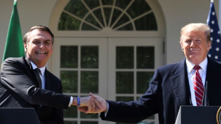 Trump et Bolsonaro mettent en scène leur complicité à Washington