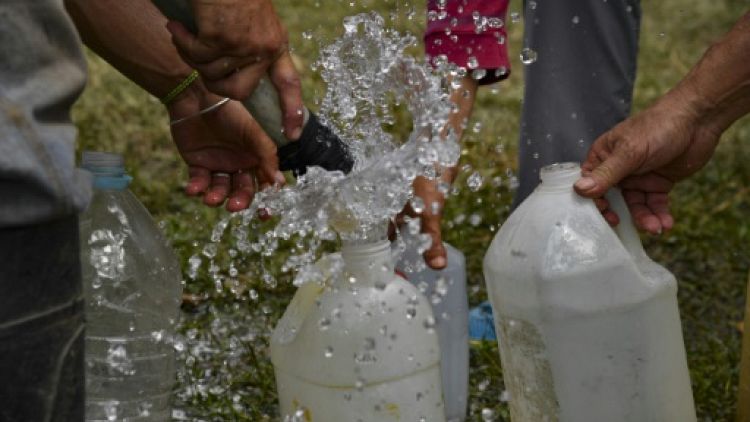 Distribution d'eau potable à Caracas, au Venezuela, le 12 mars 2019