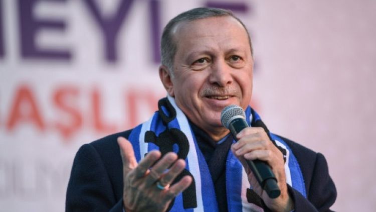 Micro en main, Erdogan se fait crooner pour charmer les électeurs