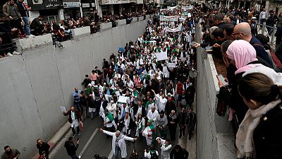 ألوف يخرجون في الجزائر وقادة الاحتجاج يطلبون من الجيش عدم التدخل