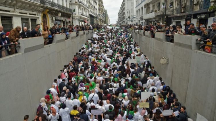 Algérie: étudiants et professionnels de santé défilent contre Bouteflika 