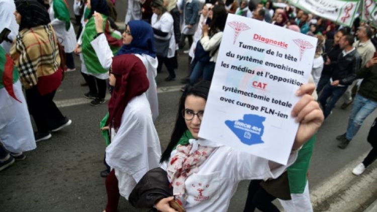 Algérie: étudiants et personnel médical défilent contre Bouteflika 