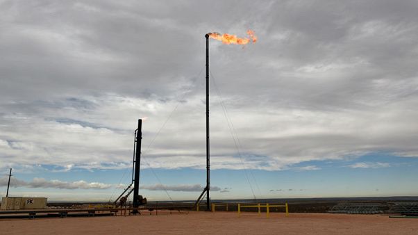 Oil majors rush to dominate U.S. shale as independents scale back Oil majors rush to dominate U.S. shale as independents scale back