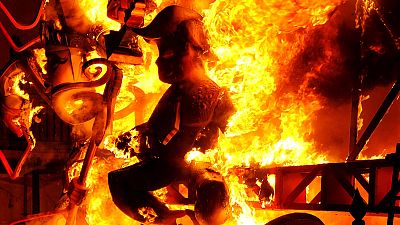 مهرجان إسباني يضيء سماء بلنسية بالألعاب النارية وحرق الدمى