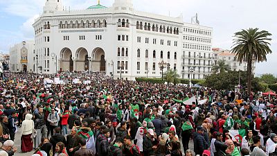 رئيس أركان الجيش والحزب الحاكم في الجزائر يدعمان المحتجين