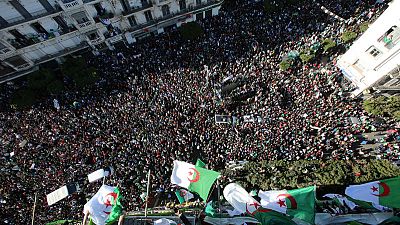 الجيش الجزائري يقول إن المحتجين عبروا عن أهداف نبيلة