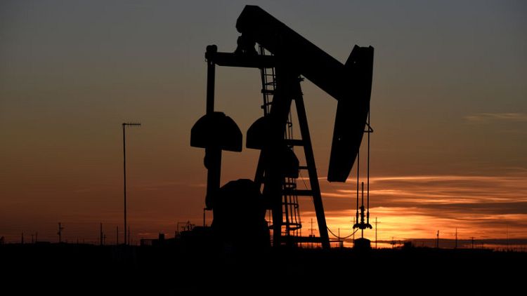 النفط الأمريكي يرتفع فوق 60 دولارا للبرميل بدعم من نقص في الإمدادات