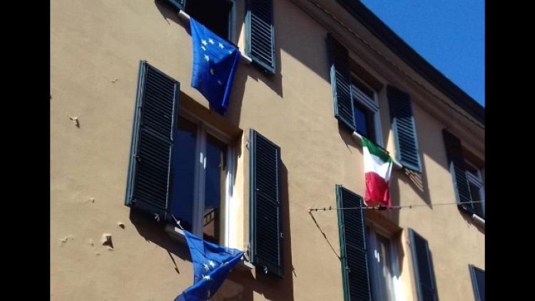Prodi appende bandiera Ue alla finestra