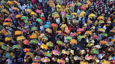 الهند تحتفل بمهرجان الألوان مع قدوم فصل الربيع