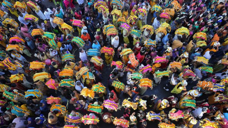 الهند تحتفل بمهرجان الألوان مع قدوم فصل الربيع