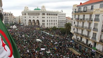Algérie: les manifestants en masse dans les rues d'Alger Algérie: les manifestants en masse dans les rues d'Alger