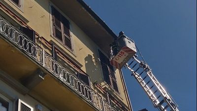Giù pezzo cornicione a Firenze,no feriti Giù pezzo cornicione a Firenze,no feriti