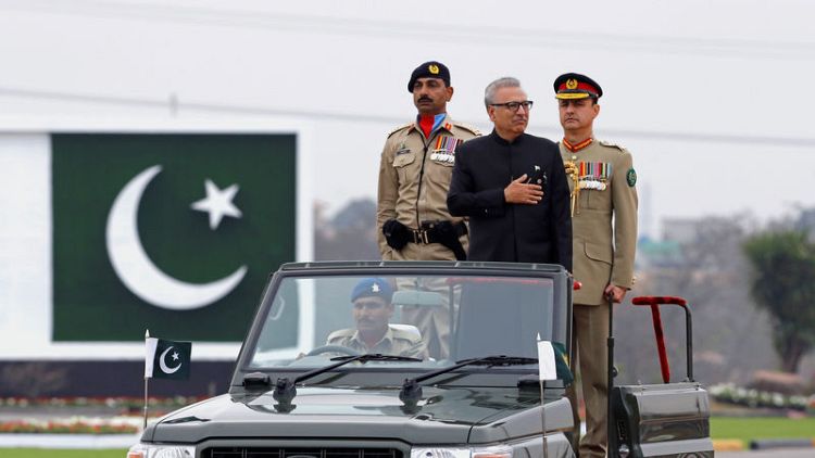 باكستان تستعرض قوتها العسكرية وتدعو للسلام مع الهند