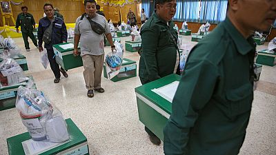 ملك تايلاند يدعو "للأمن والسعادة" في ظهور مفاجئ عشية الانتخابات