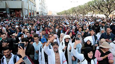 مصحح-آلاف المعلمين المغاربة يتظاهرون للمطالبة بعقود عمل دائمة مصحح-آلاف المعلمين المغاربة يتظاهرون للمطالبة بعقود عمل دائمة