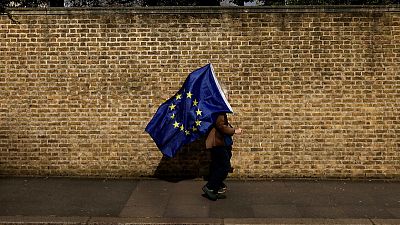 غموض حول خروج بريطانيا من الاتحاد الأوروبي وماي تواجه مؤامرة محتملة للإطاحة بها