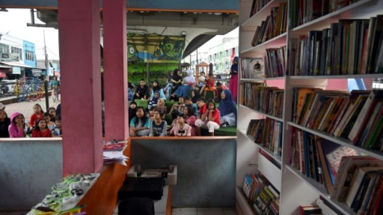 A Jakarta, une bibliothèque nichée sous une voie rapide fait le plein