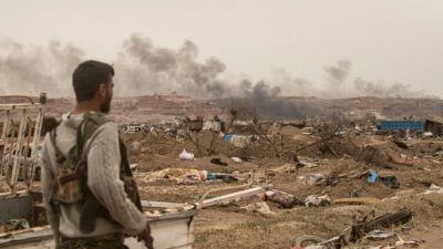 Kamikazes, roquettes, la dernière lutte des jihadistes avant de perdre leur "califat" Kamikazes, roquettes, la dernière lutte des jihadistes avant de perdre leur "califat"