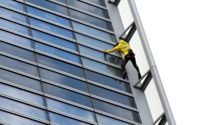 Le "Spiderman" français escalade une tour de la Défense "pour sauver Notre-Dame de Paris"