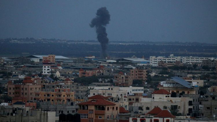 الجيش الإسرائيلي يقول إنه بدأ ضرب أهداف لحماس في غزة