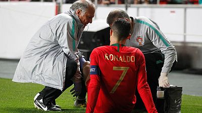 رونالدو يغادر الملعب مصابا في مباراة للبرتغال بالتصفيات