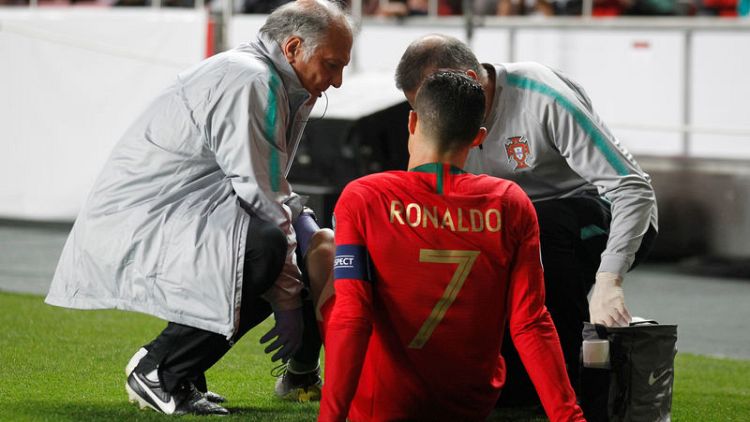 رونالدو يغادر الملعب مصابا في مباراة للبرتغال بالتصفيات
