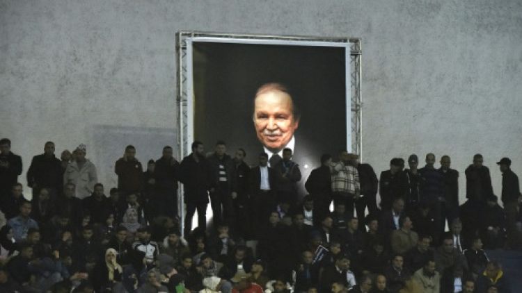 Algérie: le FLN de Bouteflika resserre les rangs sur la sortie de crise