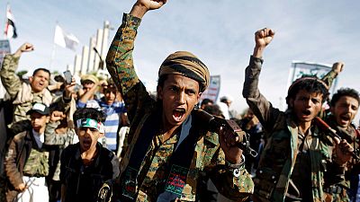 يمنيون يحتشدون في صنعاء دعما للحوثيين في ذكرى بدء الحرب