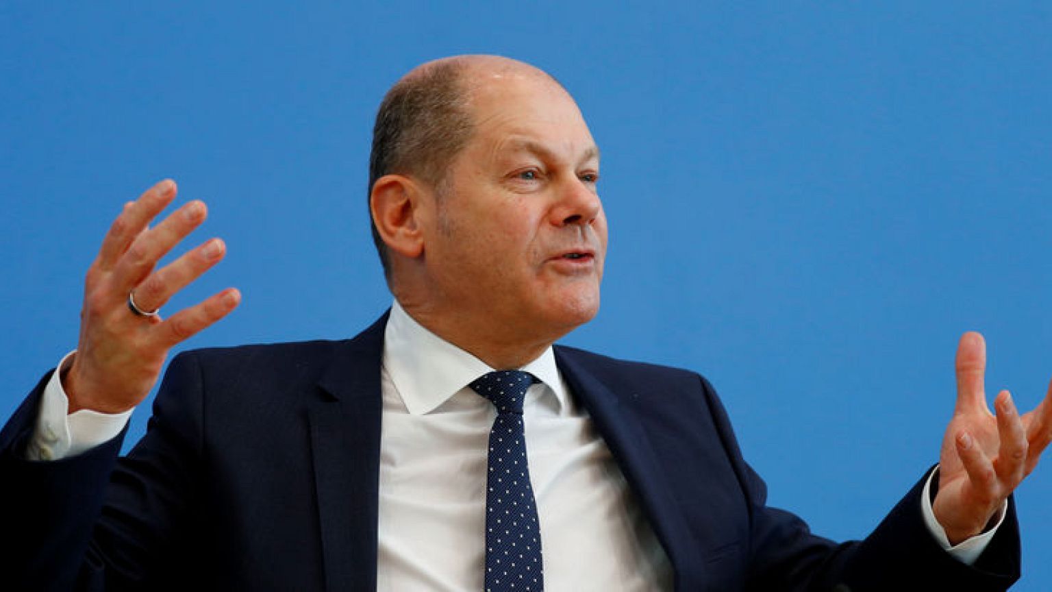 German finance minister says he's not pressuring Deutsche and Commerzbank to merge