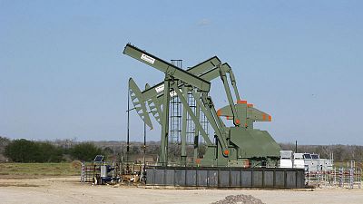 أسعار النفط تتراجع بعد زيادة مفاجئة في مخزونات الخام الأمريكية